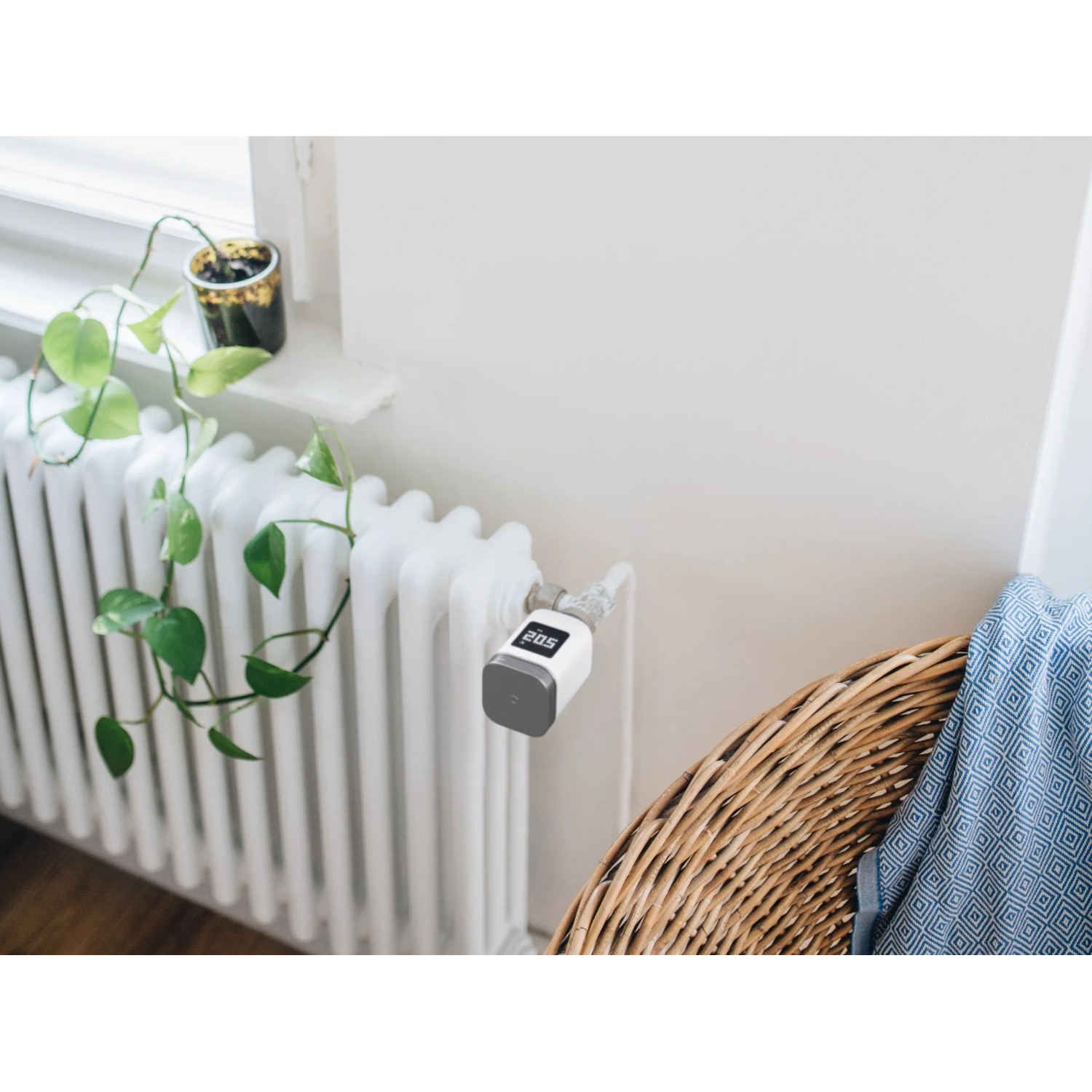 Bosch Smart Home Heizkörperthermostat II am Heizkörper, Raumklima Steuerung.