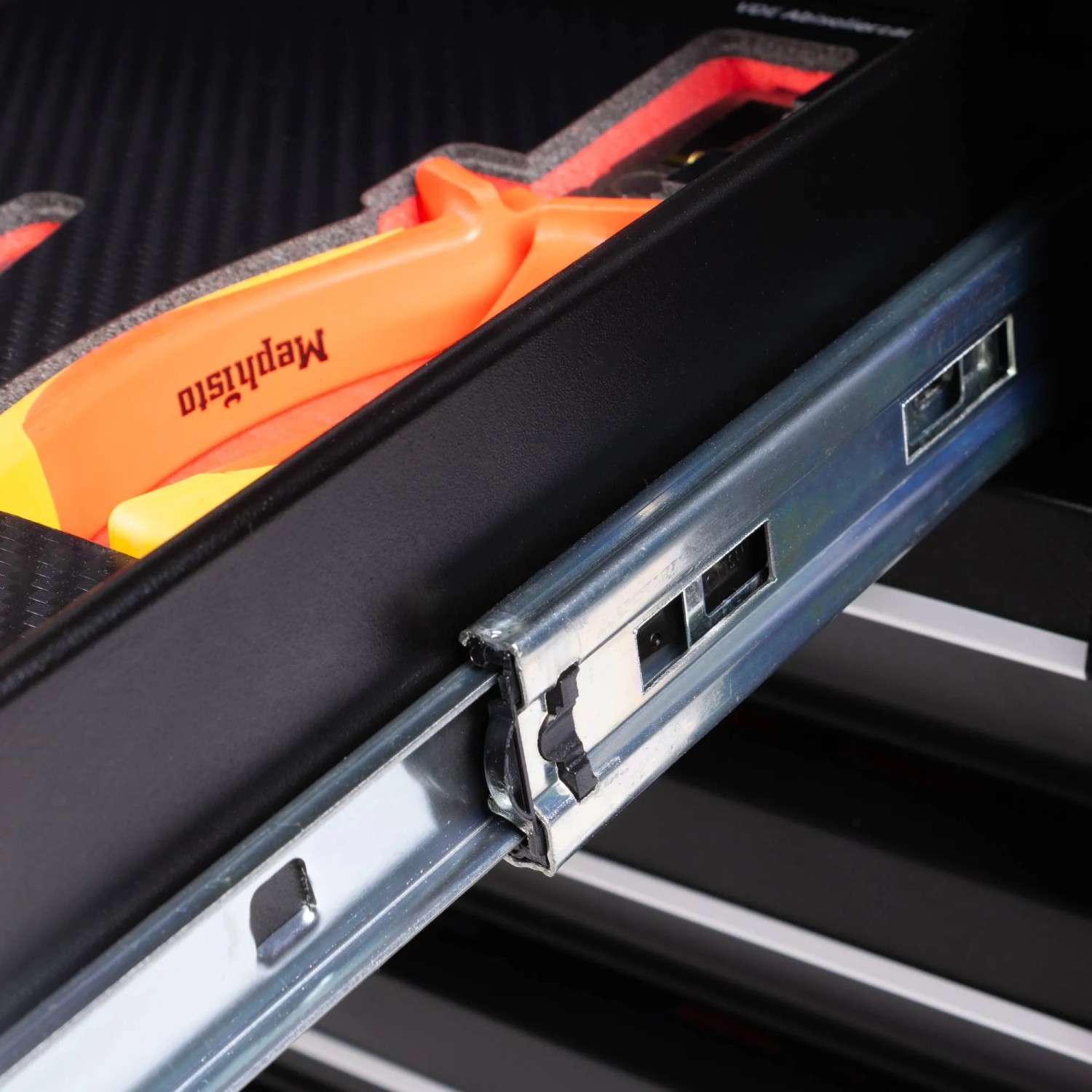 Detailaufnahme: Schublade des schwarzen Mephisto Werkzeugwagens mit Werkzeug-Einlage.