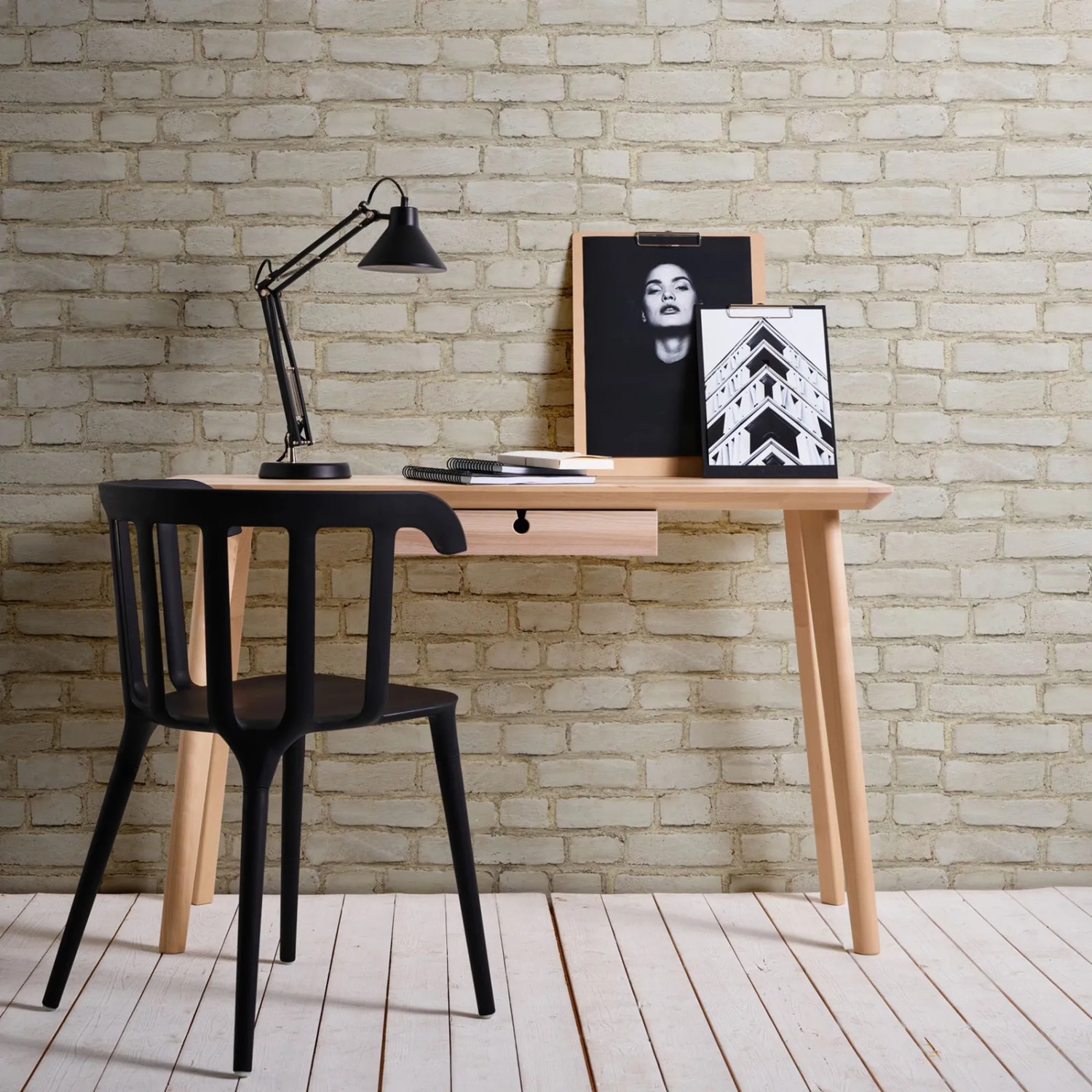 A.S. Création Tapete Steinoptik in Creme-Beige an Wand hinter Schreibtisch mit Stuhl.