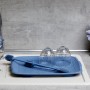 Wenko Silikon Flaschenbürste blau auf Abtropfgestell mit Gläsern in Spüle.