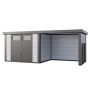 Weißes Gerätehaus Classico 3024 mit Lounge und Fenster, 582x238 cm. Ideal zur Aufbewahrung und als wettergeschützte Lounge.
