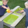 EXIT Aksent Sand-, Wasser- und Picknicktisch mit 2 Bänken beim Spielen mit Sand und Wasser.