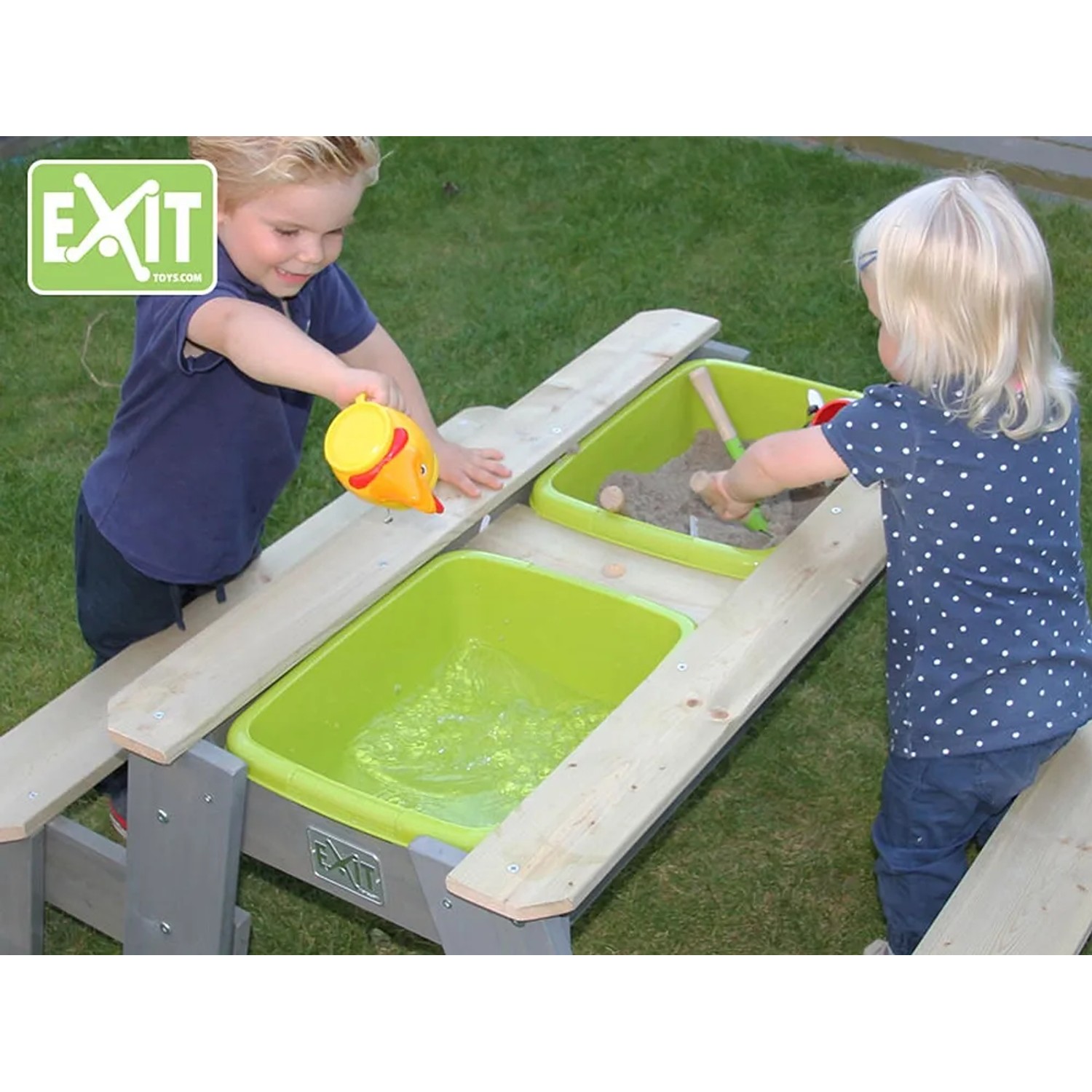 EXIT Aksent Sand-, Wasser- und Picknicktisch mit 2 Bänken beim Spielen mit Sand und Wasser.