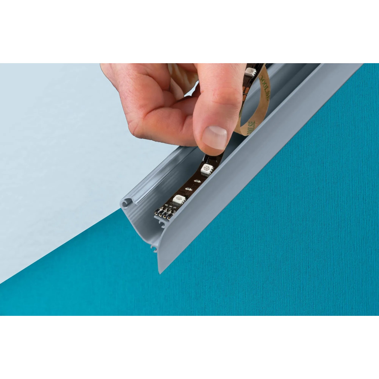 Graues Paulmann Corner Profil (2 m) mit LED-Streifen, montiert an einer Wand.