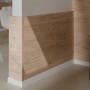 Egger Winkelleiste Decowall WL006 Namur Fichte, 2,4 m, für saubere Wandpaneel-Abschlüsse.