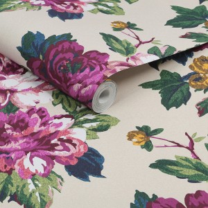 Bunte Joules Vliestapete Invite Floral mit großem Blumenmuster auf cremefarbenem Grund.