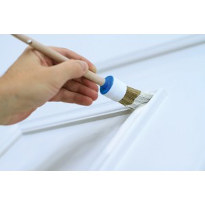 Hand bemalt weiße Tür mit LUX Ringpinsel 20 mm. Lackierpinsel für Lacke.