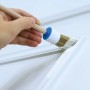 Hand bemalt weiße Tür mit LUX Ringpinsel 20 mm. Lackierpinsel für Lacke.