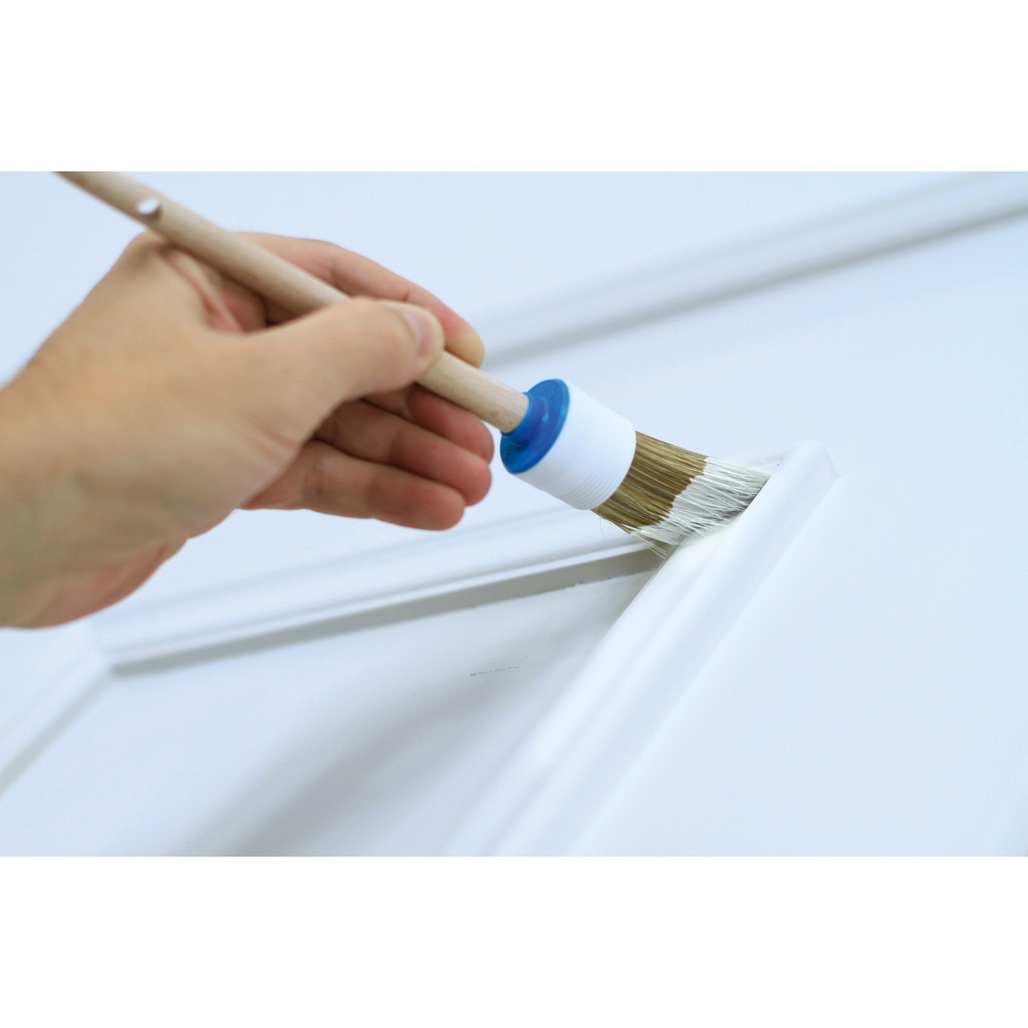 Hand bemalt weiße Tür mit LUX Ringpinsel 20 mm. Lackierpinsel für Lacke.