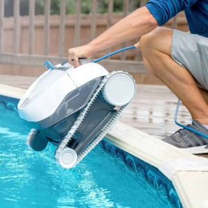 Maytronics Dolphin E10 Poolroboter beim Eintauchen in den Pool.
