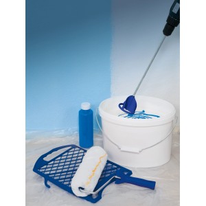 LUX Farbmischer Comfort im Einsatz mit Farbe, Farbroller und Farbwanne.