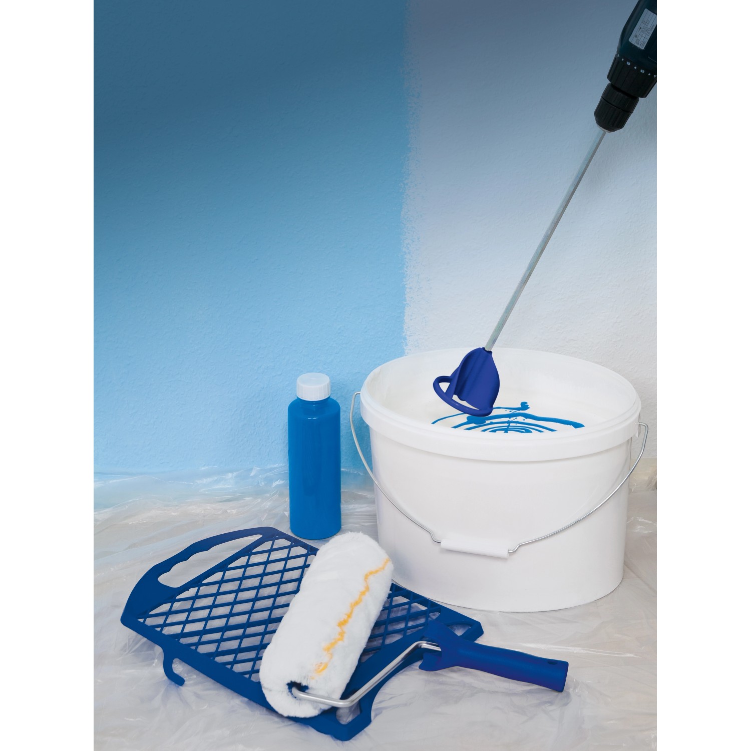 LUX Farbmischer Comfort im Einsatz mit Farbe, Farbroller und Farbwanne.