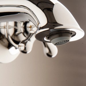 Detailaufnahme: PaulGurkes 3-Loch Waschtischarmatur im Retro-Design, Chrom.