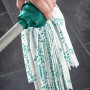 Leifheit Wischmop-Set Classic mit Viskose-Mop und grünem Auswringer in der Hand.