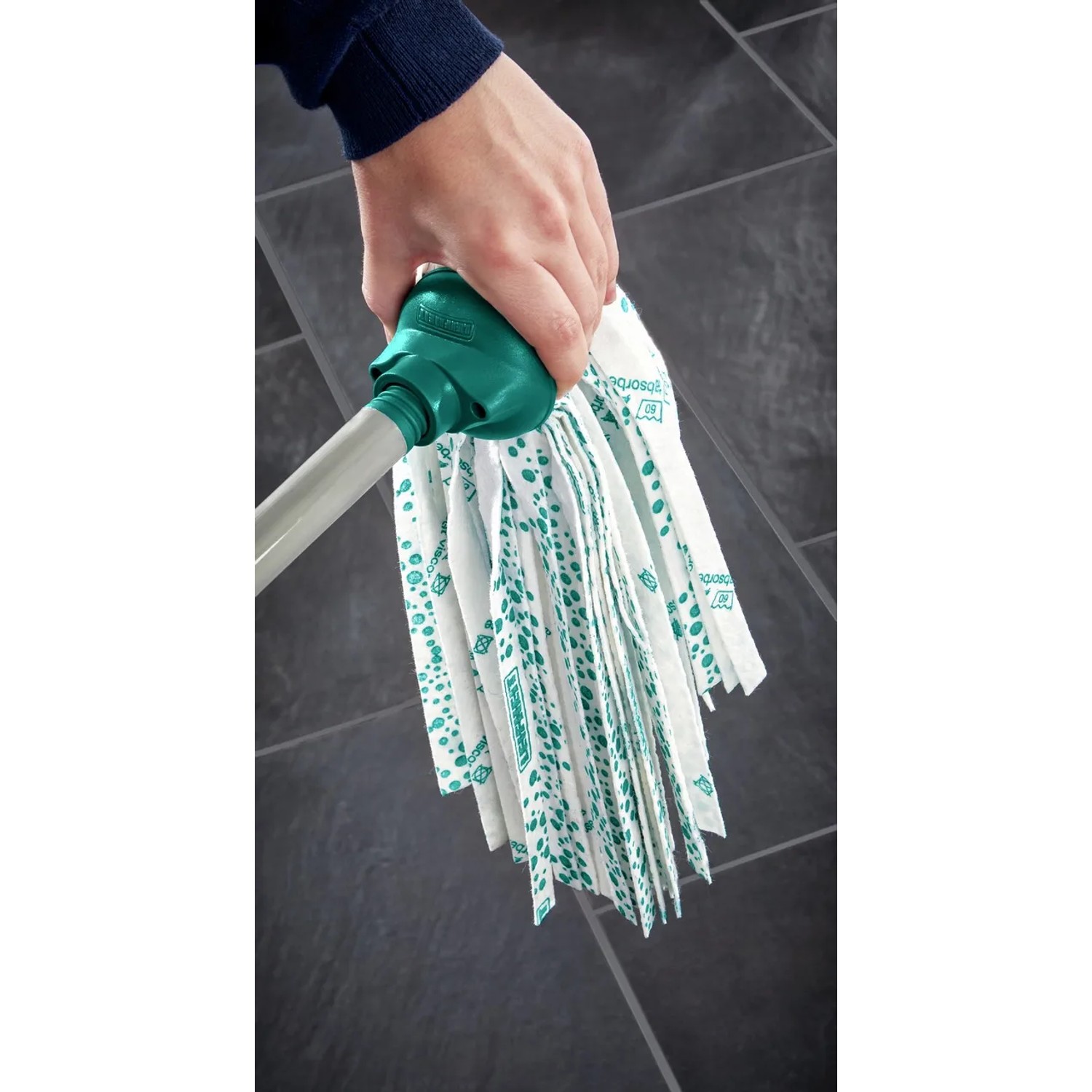 Leifheit Wischmop-Set Classic mit Viskose-Mop und grünem Auswringer in der Hand.