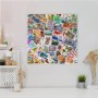 Weiße Magnettafel 50x50 cm mit Briefmarken-Motiv und 4 Magneten als Wanddekoration.