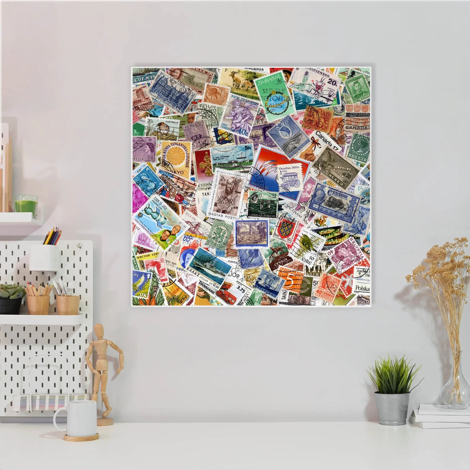 Weiße Magnettafel 50x50 cm mit Briefmarken-Motiv und 4 Magneten als Wanddekoration.