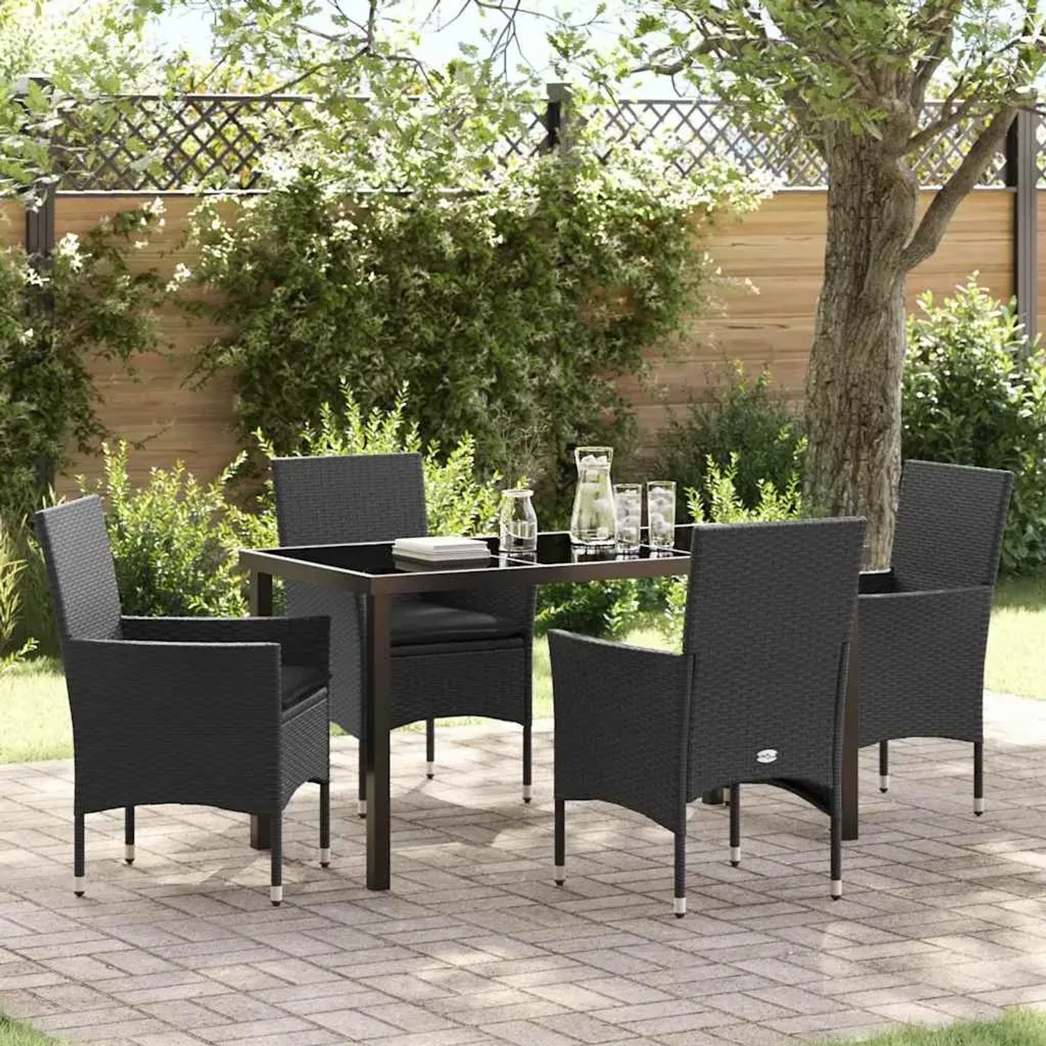 Schwarze 5-tlg. vidaXL Garten Essgruppe aus Poly Rattan mit Tisch und 4 Stühlen mit Kissen.