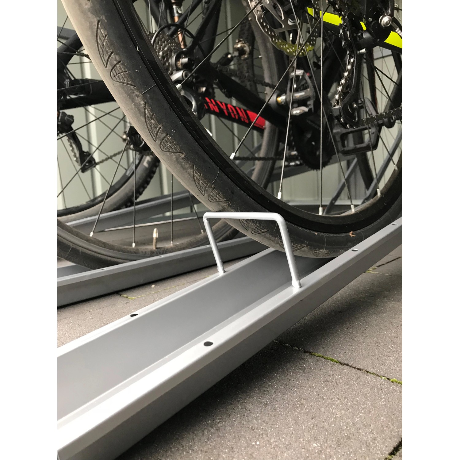 Detailaufnahme: Fahrradbox Family mit Fahrradhaltern, Gerätehaus Zubehör.