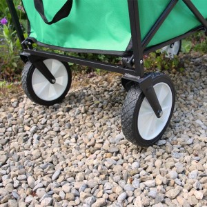 Detailaufnahme: Räder des grünen Monstershop Faltbaren Gartenwagens auf Kies. Camping & Gartenzubehör.