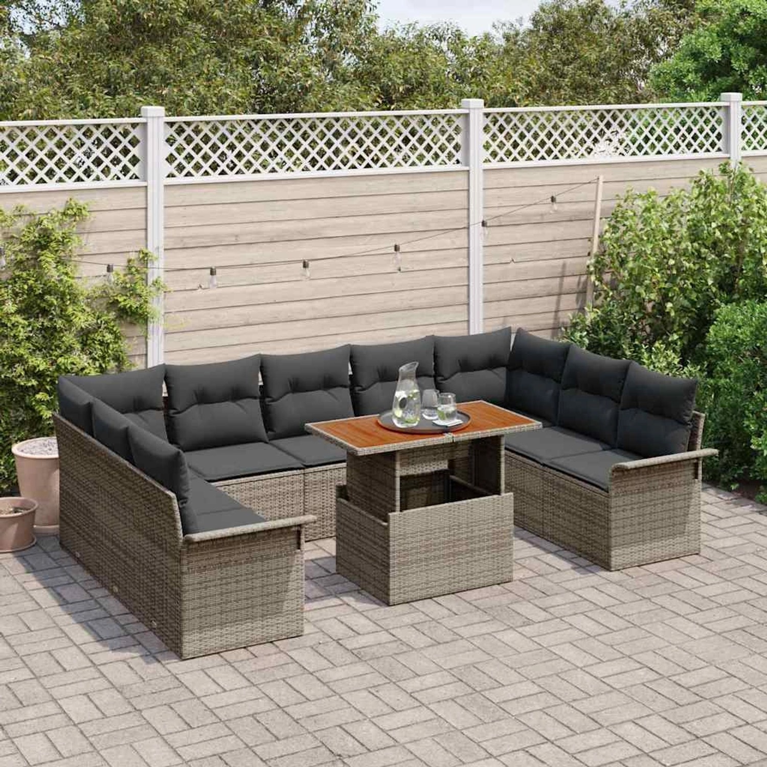Graues 10-teiliges vidaXL Garten-Sofa-Set mit Stauraum aus Poly Rattan.