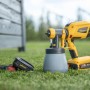 Wagner Akku-Farbsprühsystem W 600 FLEXiO 18V mit Sprühaufsätzen auf Rasen.