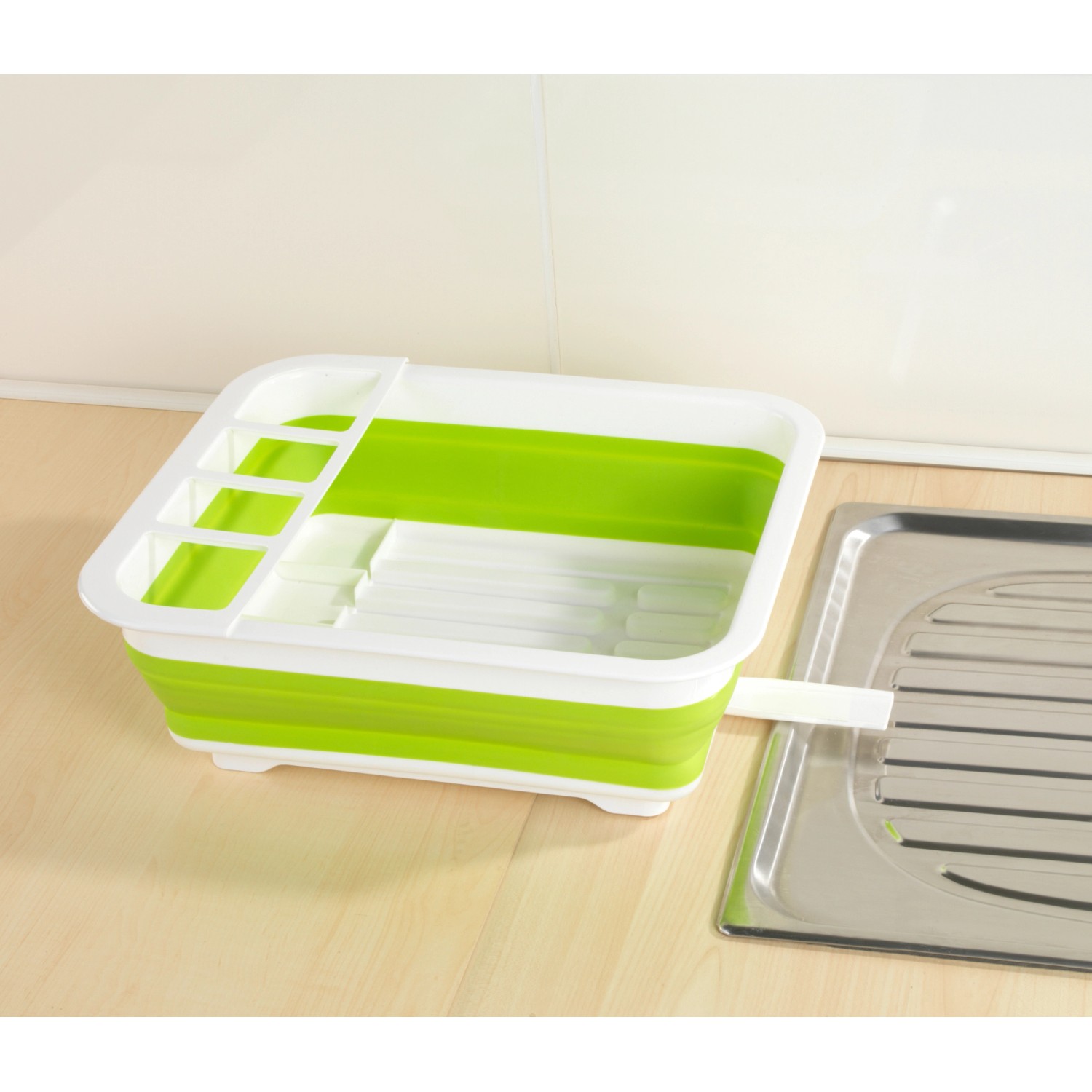 Faltbarer Wenko Geschirrabtropfer in Weiß-Grün mit Besteckfach neben einer Spüle.