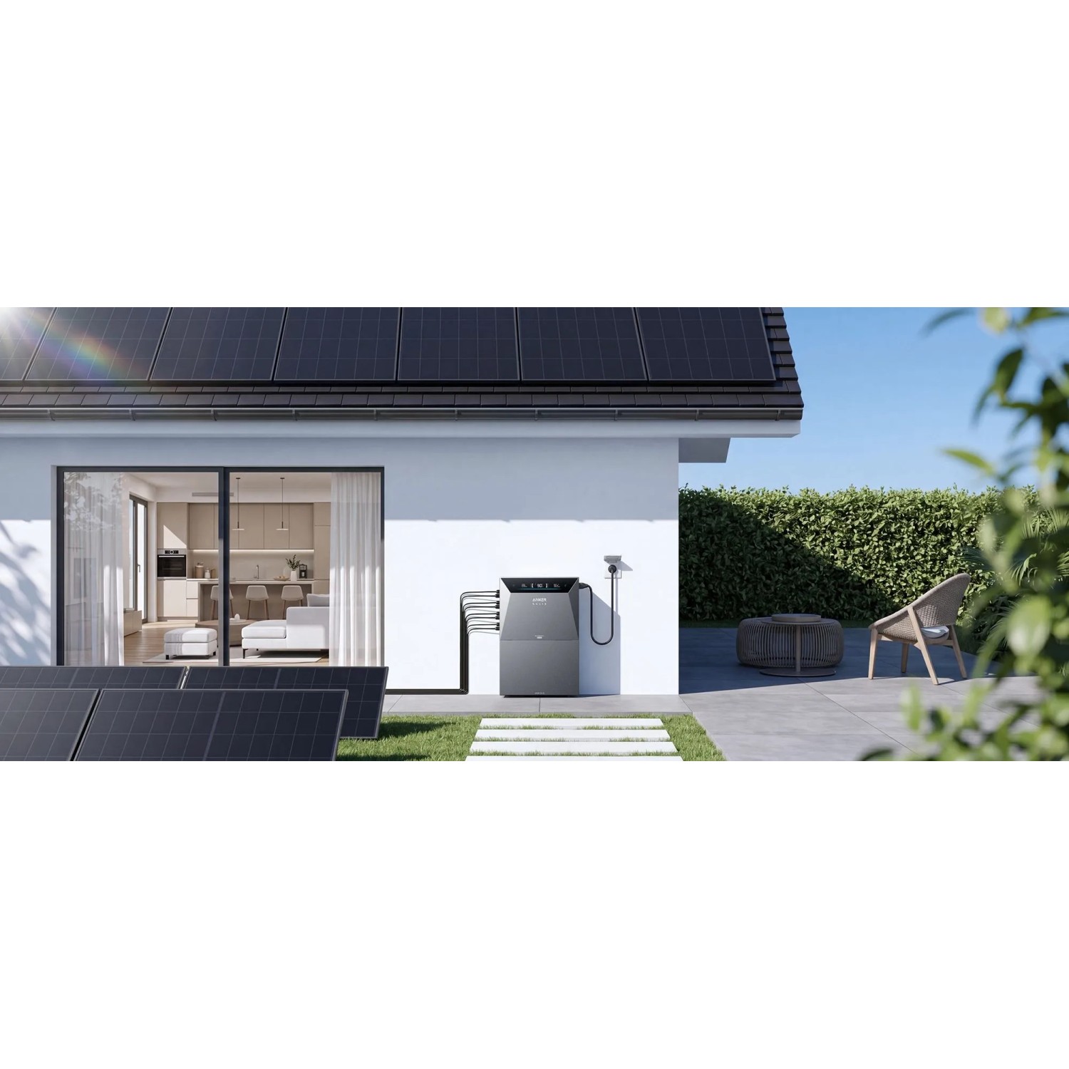 Anker Solix Solarbank 4 E5000 Pro Solarspeicher am Haus. Graue Einheit mit PV-Modulen auf Dach und Rasen. Balkonkraftwerk.
