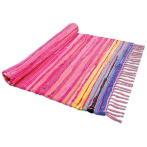 Gerollter, pinkfarbener Bestlivings Flickenteppich (70x180 cm) mit Fransen. Dekorativer Teppich für Wohnräume.