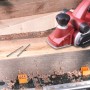 Einhell HM-Wendemesser 2er-Set (82mm) für Hobel, neben Hobel auf Werkbank.