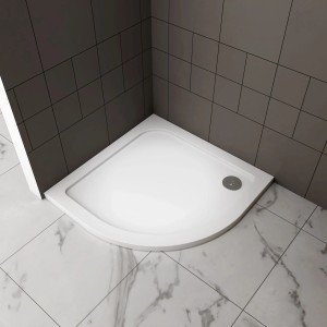 Weiße AICA Viertelkreis Duschtasse 80x80 cm mit Ablaufgarnitur im Badezimmer.