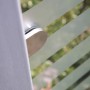 Detailaufnahme: Groja Ambiente Sichtschutzzaun mit Streifen aus Glas, robust und stilvoll.