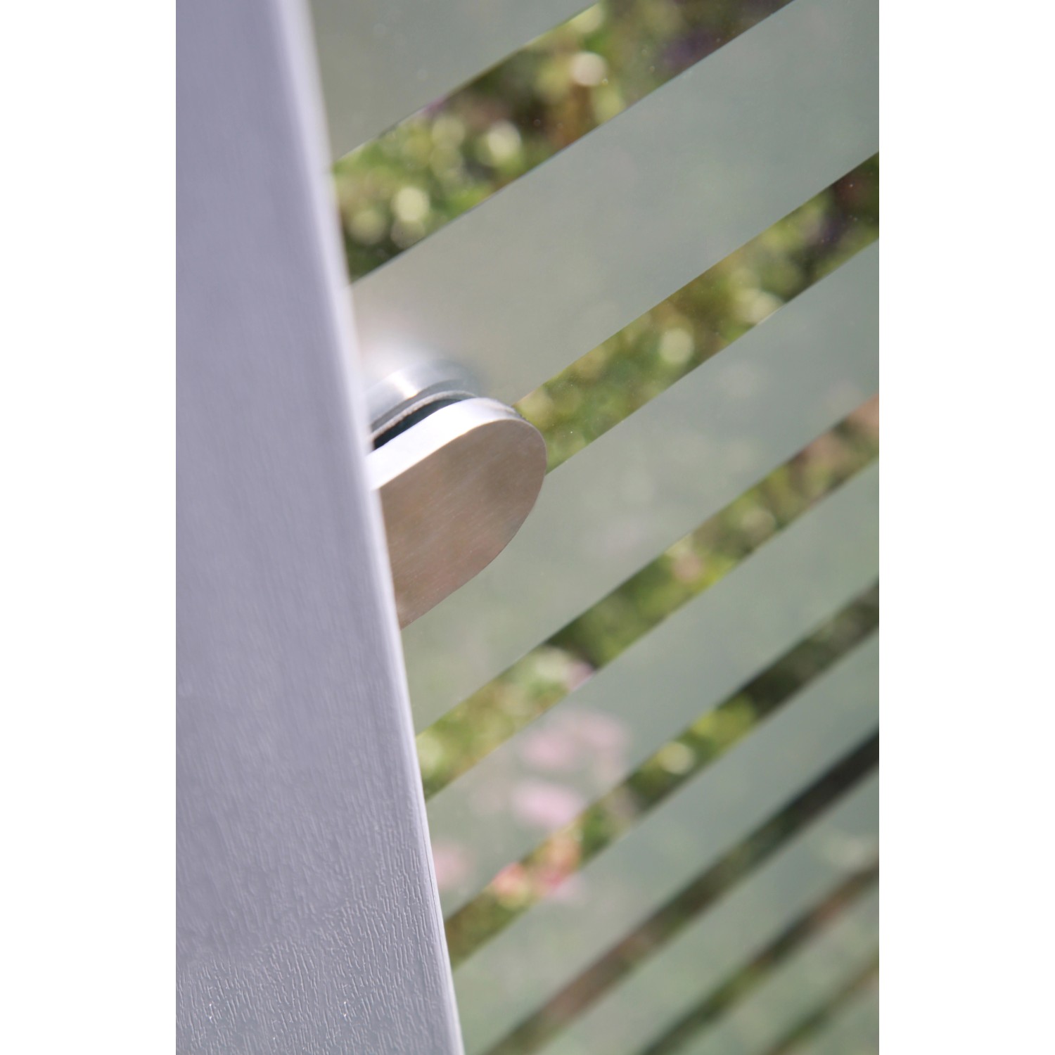 Detailaufnahme: Groja Ambiente Sichtschutzzaun mit Streifen aus Glas, robust und stilvoll.