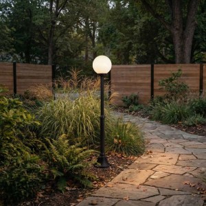 Schwarze QAZQA Außenleuchte Champs mit Opalglas, 140cm hoch, für Garten und Terrasse.