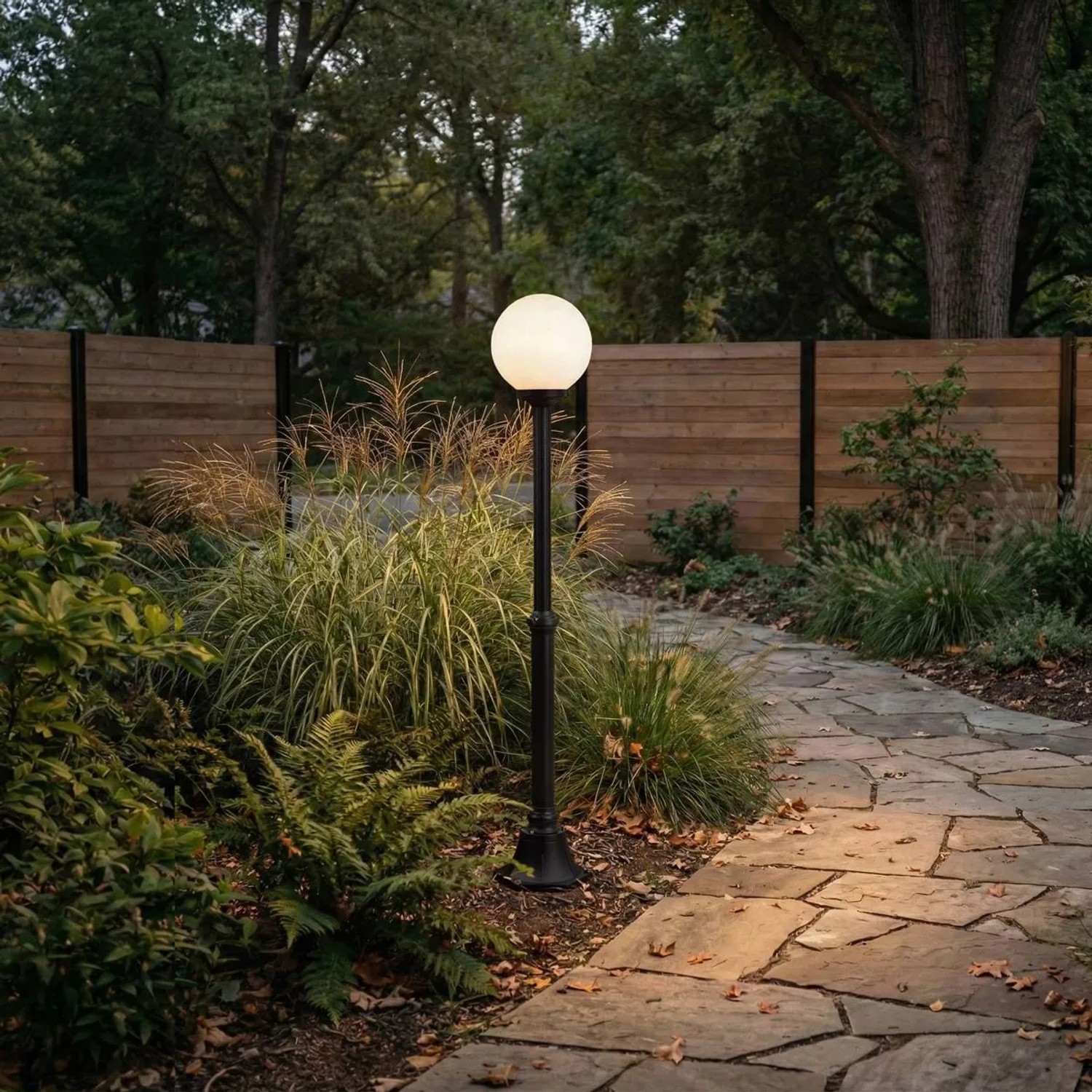 Schwarze QAZQA Außenleuchte Champs mit Opalglas, 140cm hoch, für Garten und Terrasse.