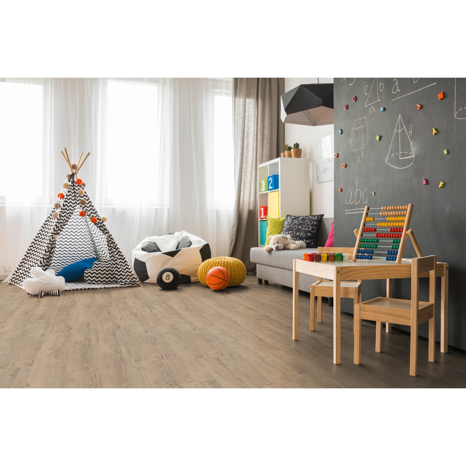Heller Jangal Laminatboden Oak National Park Line Plus Gobi in Kinderzimmer mit Spielsachen.