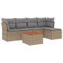 Beige 6-tlg. Garten-Sofagarnitur aus Rattan mit hellgrauen Kissen und Akazienholztisch.