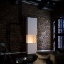 Weißer Tenderflame Ambientekamin Indie mit Flamme in Wohnraum-Szene, 2 kW Heizleistung.