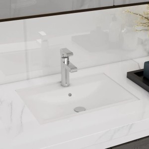Weißes rechteckiges Keramik-Waschbecken mit Hahn- und Überlaufloch, glänzend, in Arbeitsplatte integriert.