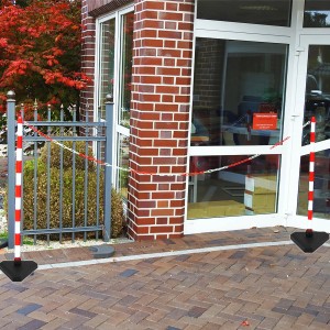 UvV Kettenpfosten Lugano Set: 2 rot-weiße Pfosten, Betonfuß, 5m Kette zur Baustellenabsicherung.