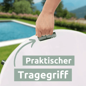 Detailaufnahme: Hand am Tragegriff der runden holz4home Gartendusche aus WPC.