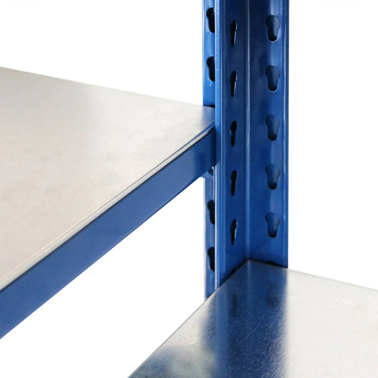Detailaufnahme: Blaues Ar Shelving T-Profil Regal mit verzinkten Böden. Robust und belastbar.