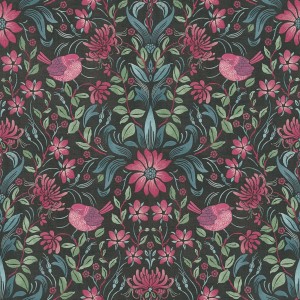 Bunte Vlies Tapete im Landhausstil mit Blumen und Vögeln auf dunklem Grund.