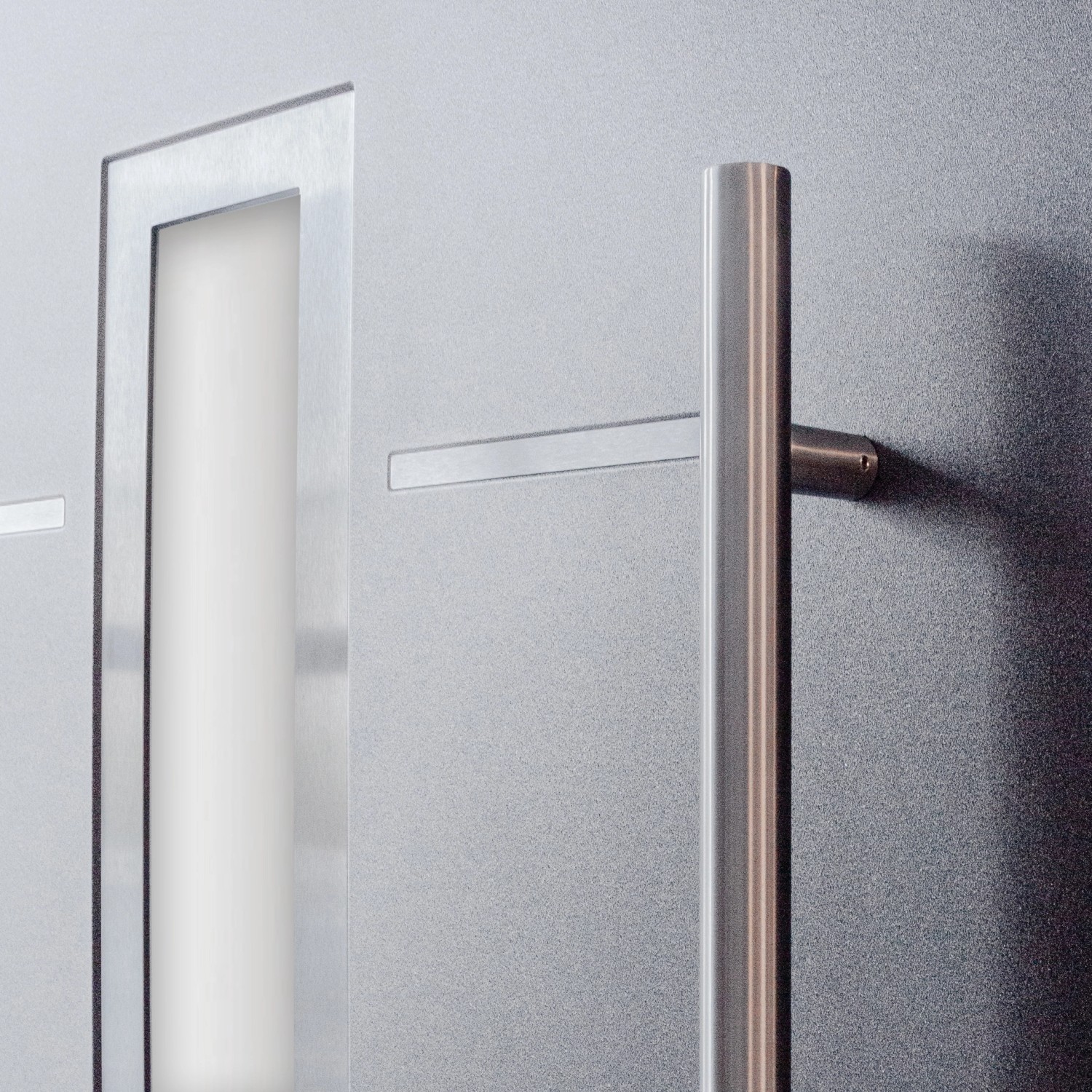 Graue Sicherheits-Haustür ThermoSpace Milano Prime RC2 mit Edelstahlgriff und satiniertem Glas.