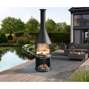 Buschbeck Gartengrillkamin Sydney Schwarz mit Grillrost und Holzlagerung im Garten.