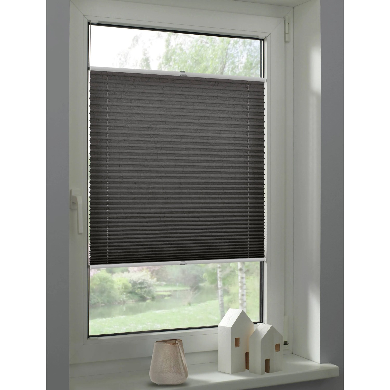 Anthrazitfarbenes Schöner Wohnen Plissee Milla, 120x130 cm, am Fenster mit Deko.