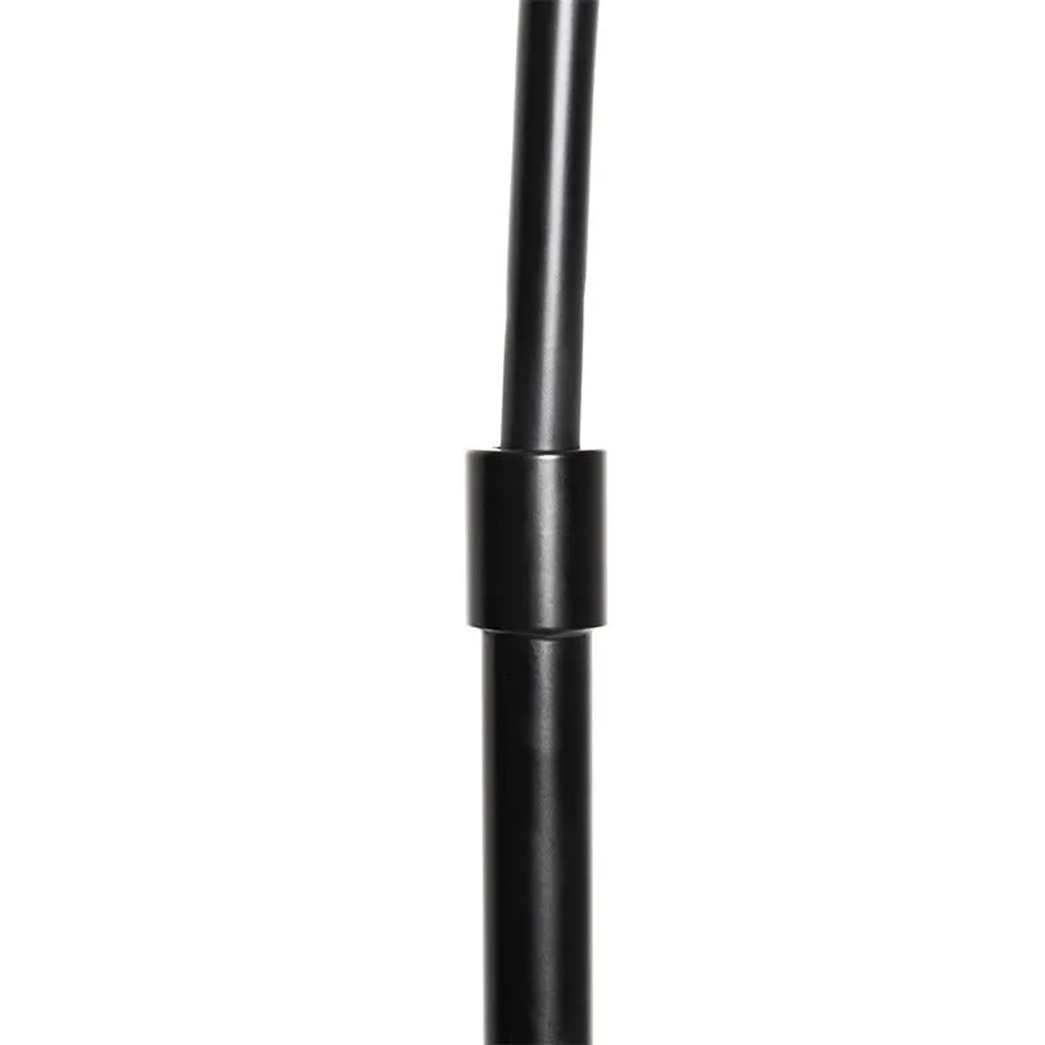 Detailaufnahme der schwarzen QAZQA Bogenlampe Zuzanna, Fokus auf das Rohr.