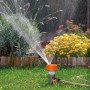 Gardena Classic 4-Flächenregner Twist im Einsatz, Rasenbewässerung im Garten.