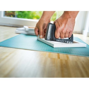LUX Handtacker Comfort im Einsatz beim Befestigen eines Bilderrahmens.