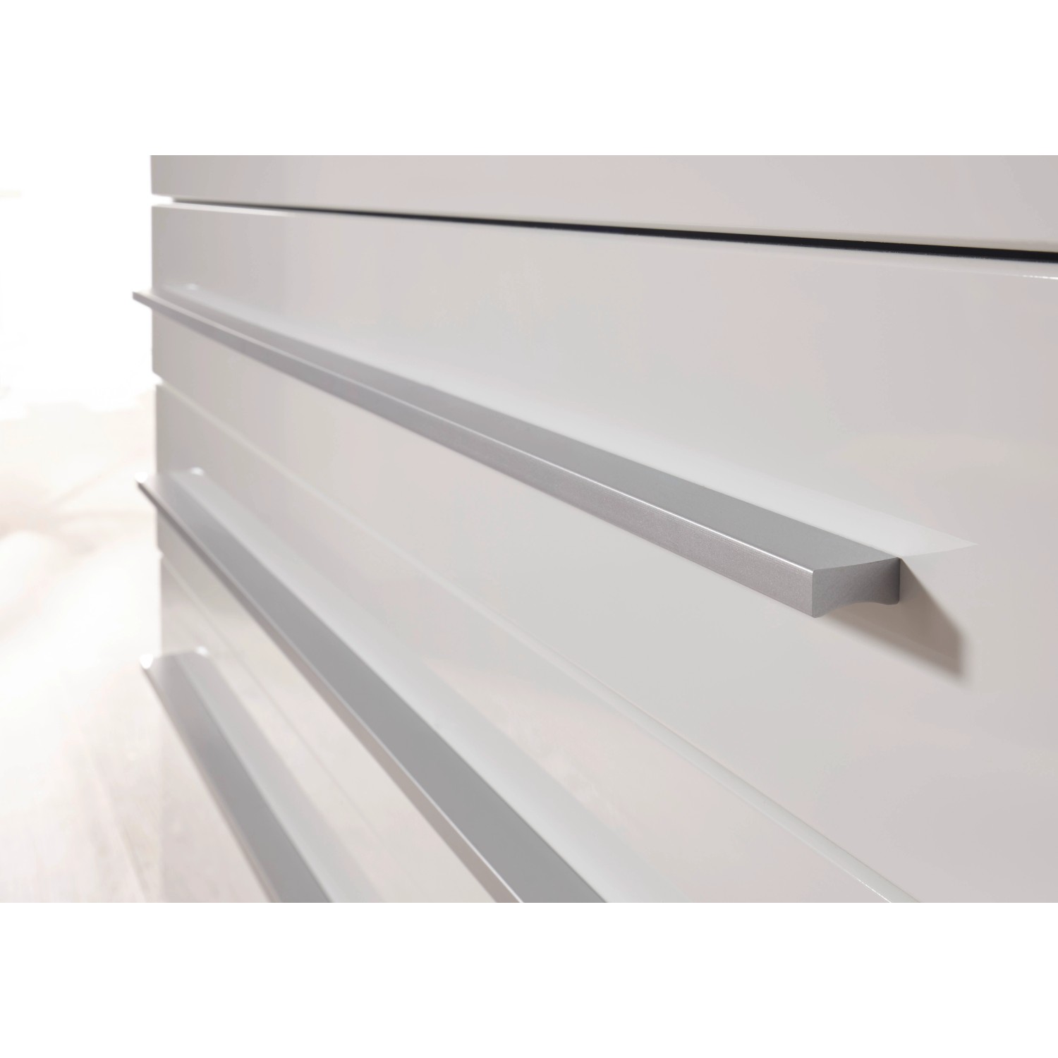 Detailaufnahme: Schubladen der Respekta Inselküche Gabriel 320 cm in Weiß Hochglanz.